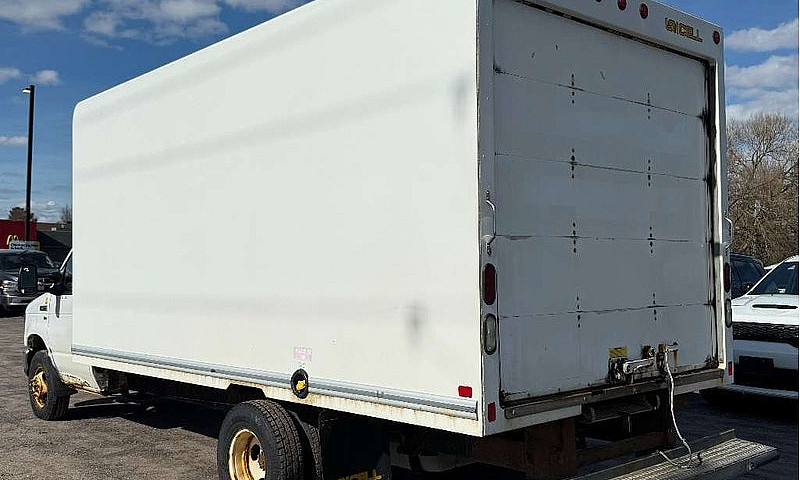 2016 Ford E-450 Bein...