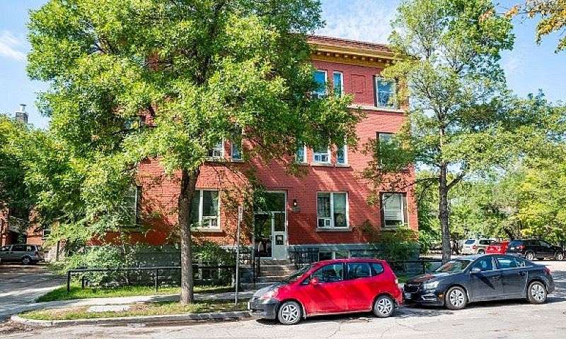 138 Young St- Almont...