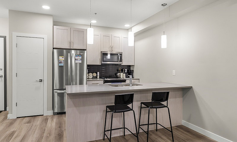 Bright 1Bdrm 1Bth Co...