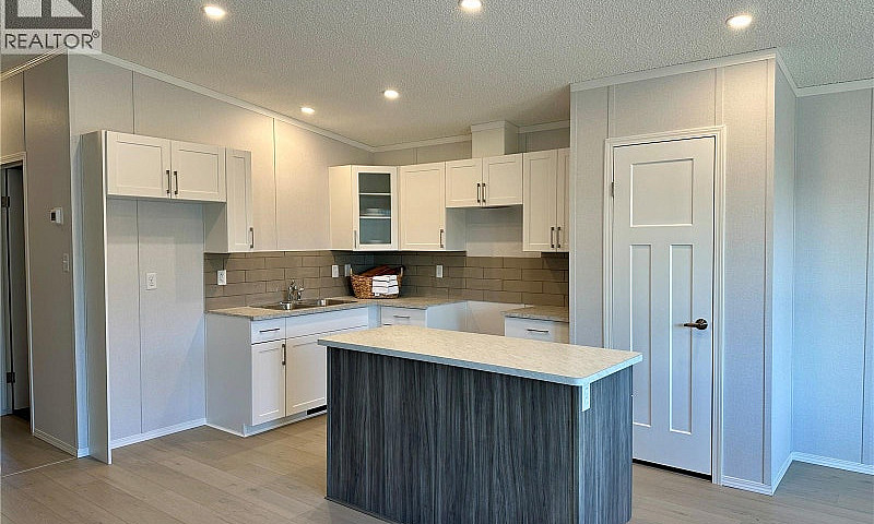 912 Quandt Crescent ...