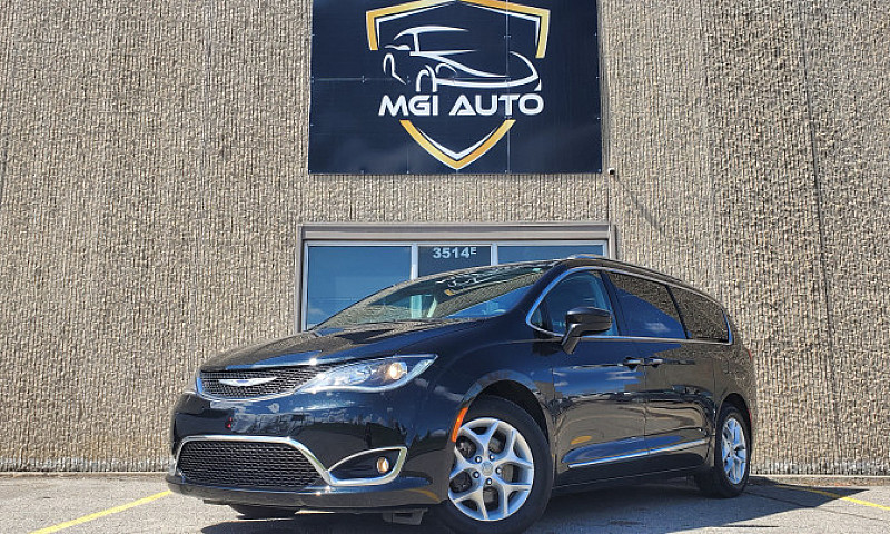 2018 Chrysler Pacifi...