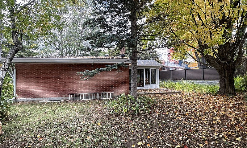 $585,000 - Split Lev...