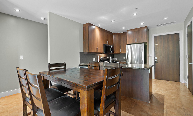 Luxury Lakefront Apa...