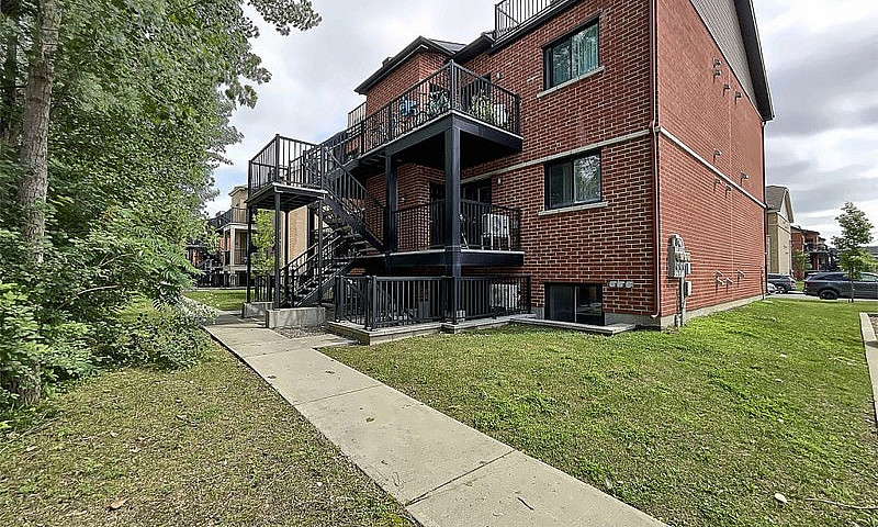 $1,350,000 - Triplex...