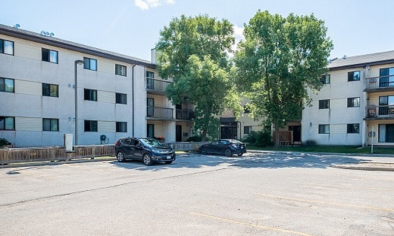 960 Chancellor Dr- 2...