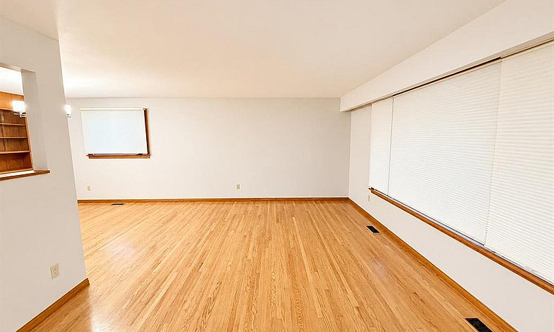 10 Bissett Crescent ...