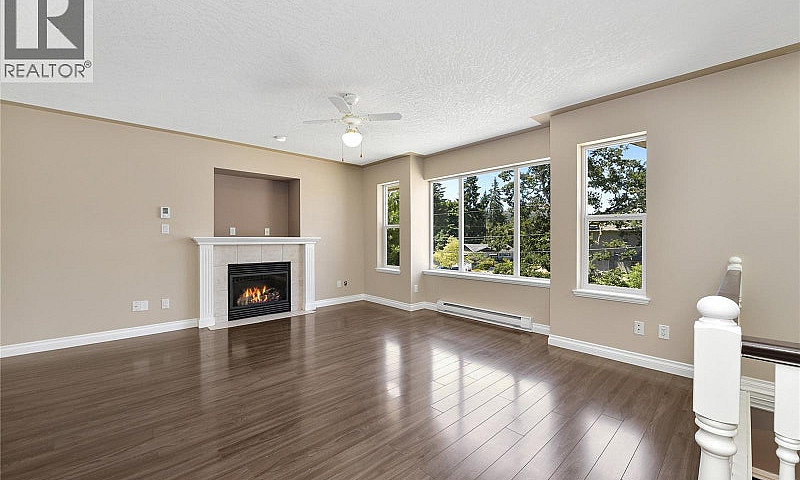 585 Hansen Ave Langf...