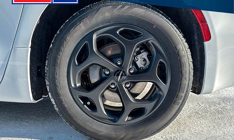 2024 Chrysler Pacifi...