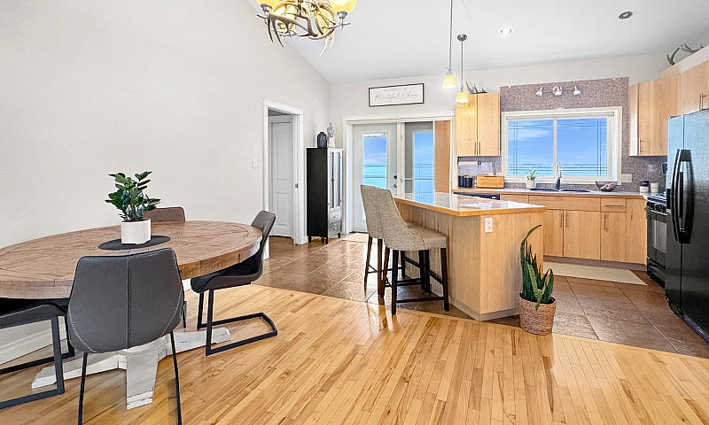 Lakefront House On J...