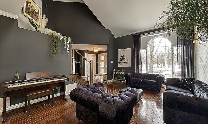$1,199,000 - 2 Store...