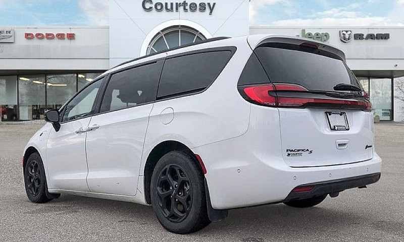 2024 Chrysler Pacifi...