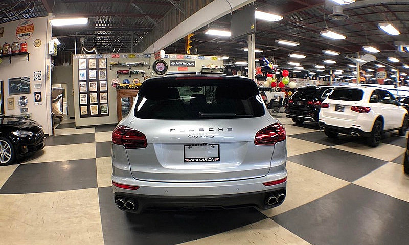 2017 Porsche Cayenne...