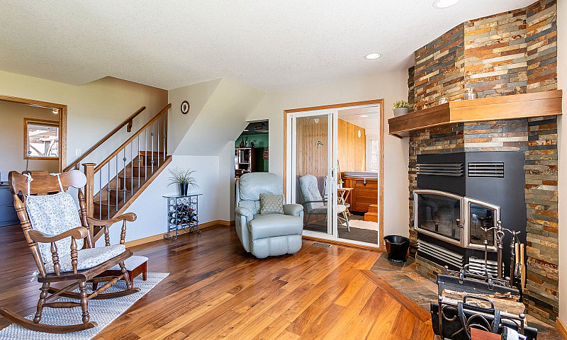 Spacious Lakeside Ch...