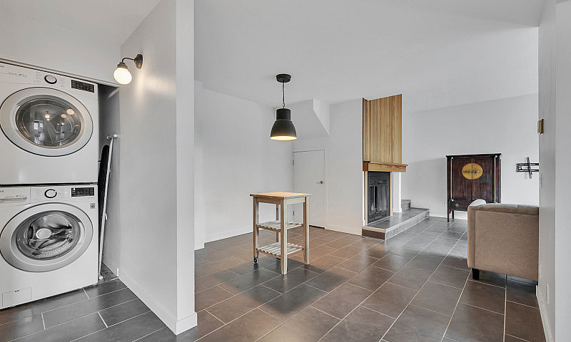 Top Floor End Unit I...