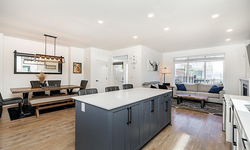 15 6897 201 Street L...