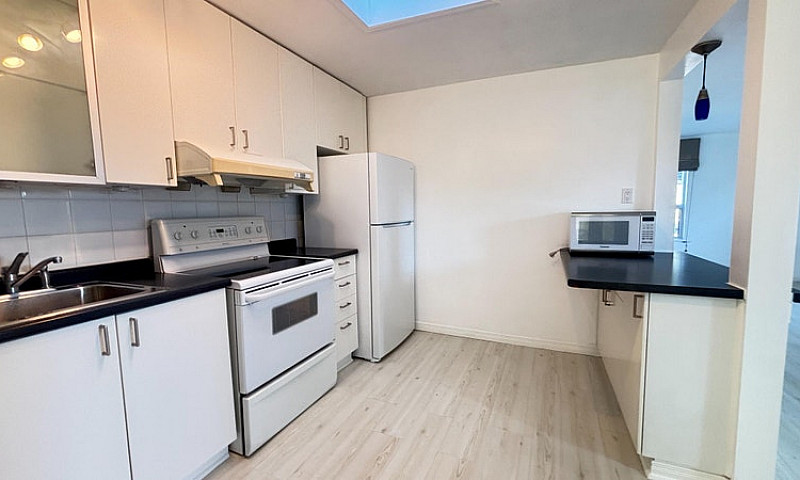 Bright 2-Bedroom Apa...