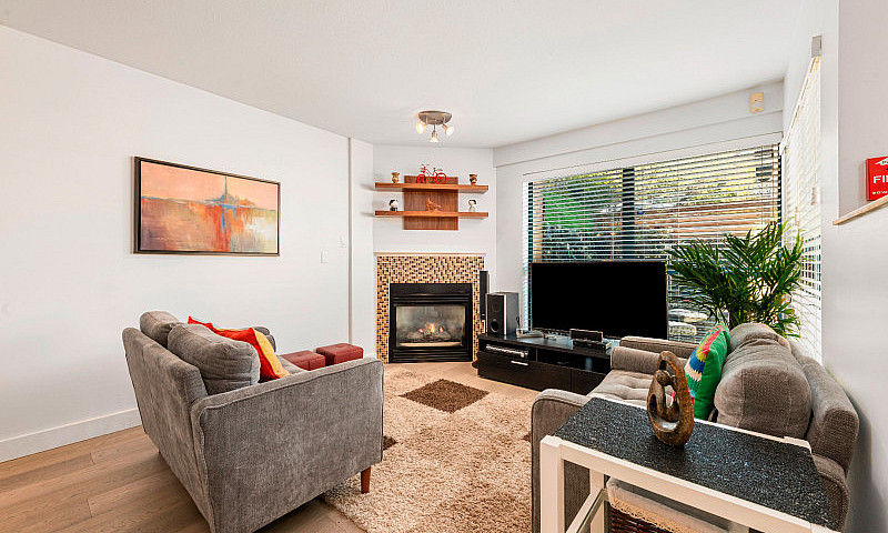 Fairview 2Br+Den Gar...