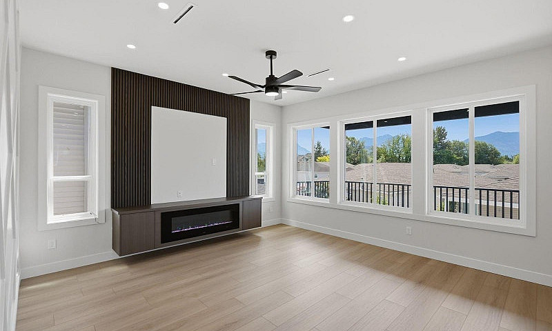 46054 Southlands Cre...