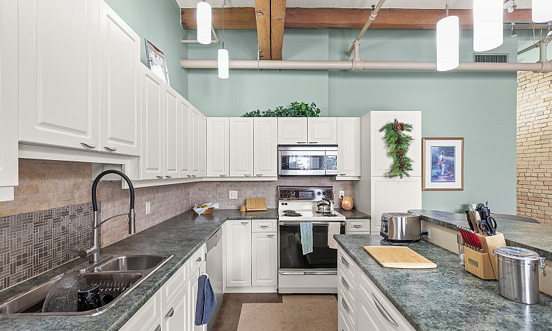 Spacious 1Bdrm Loft-...