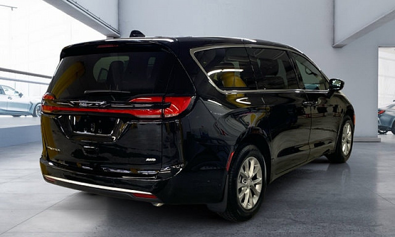 2027 Chrysler Pacifi...