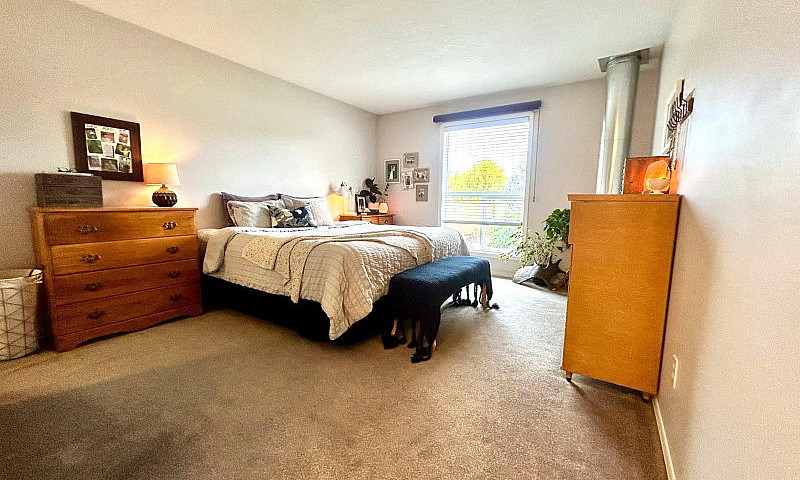 373 Oriole Way, Barr...