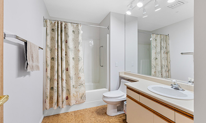 1550 Sqft Condo In T...