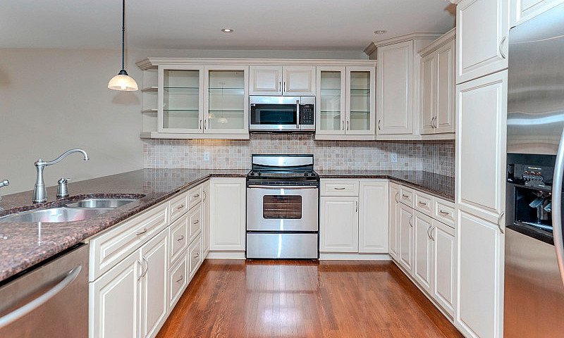 356 Fairbrooke Cres ...