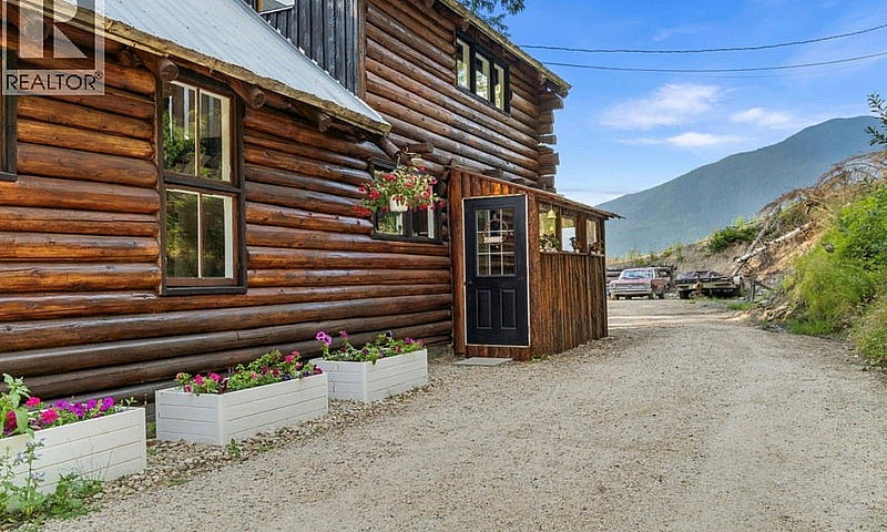 760 Kangaroo Trail N...