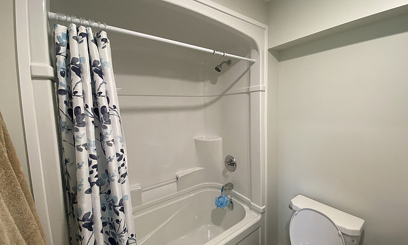 Cozy 1 Bed 1 Bath Un...