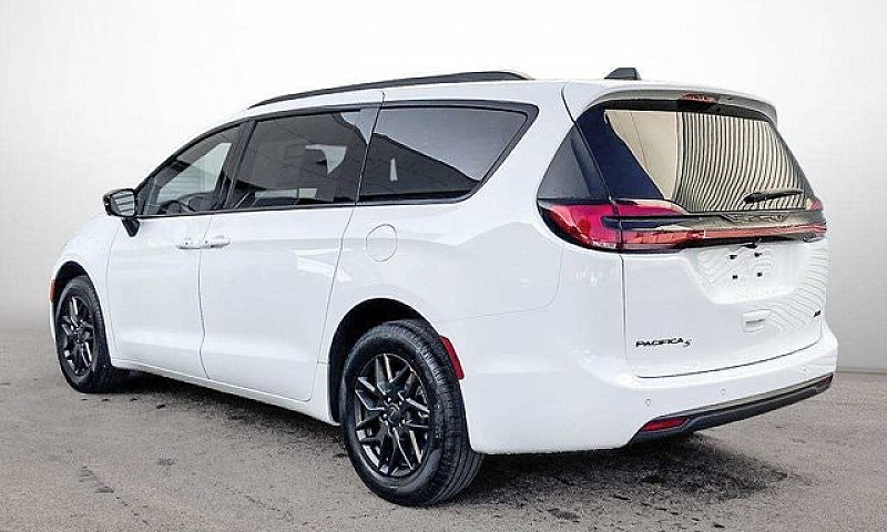2027 Chrysler Pacifi...