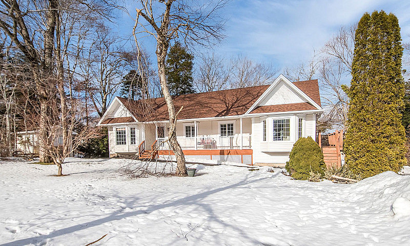5 Bedroom Lakefront ...