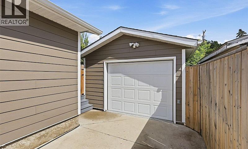 2113 Ste Cecilia Ave...