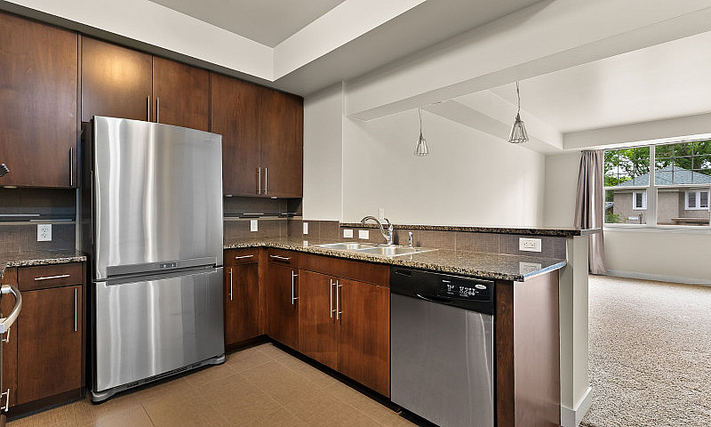 #206-2313 Montreal S...