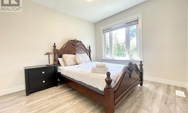 3941 W 33 Avenue Van...