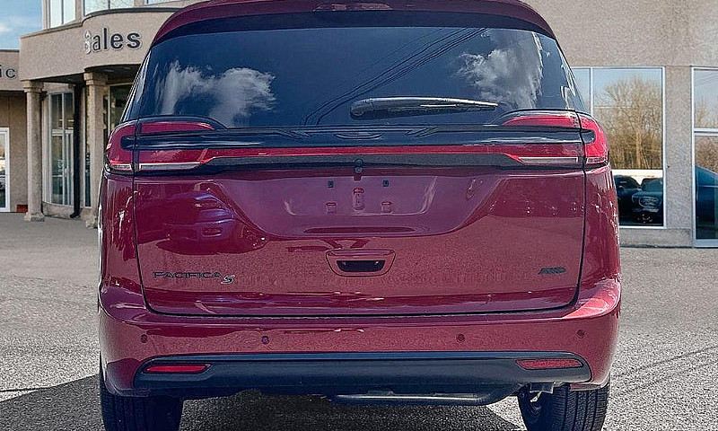 2027 Chrysler Pacifi...