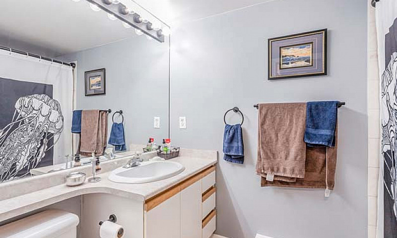 Spacious Corner Unit...