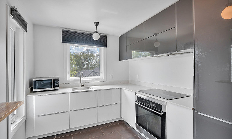 Top Floor End Unit I...