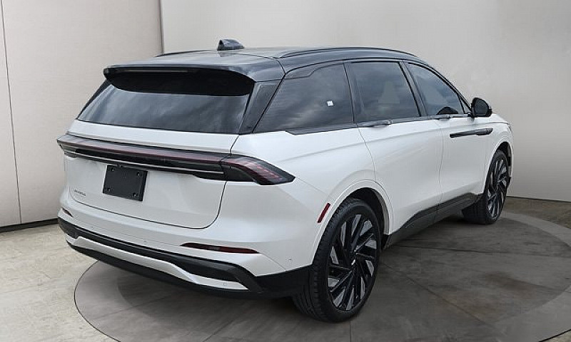 2024 Lincoln Nautilu...