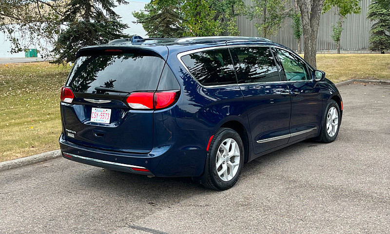 2017 Chrysler Pacifi...