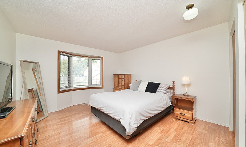 3 Bedroom Bungalow F...