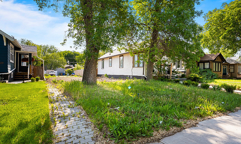 2437 Winnipeg St - B...