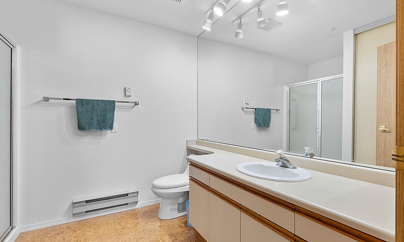 1550 Sqft Condo In T...