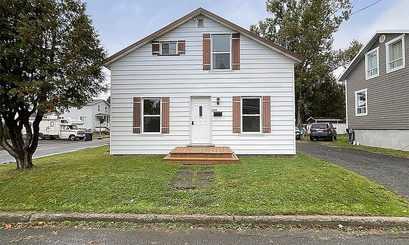 $396,000 - 1 1/2 Sto...