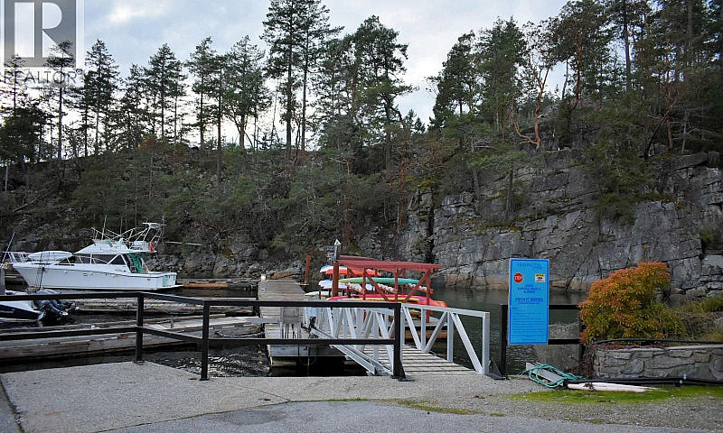 6 4622 Sinclair Bay ...
