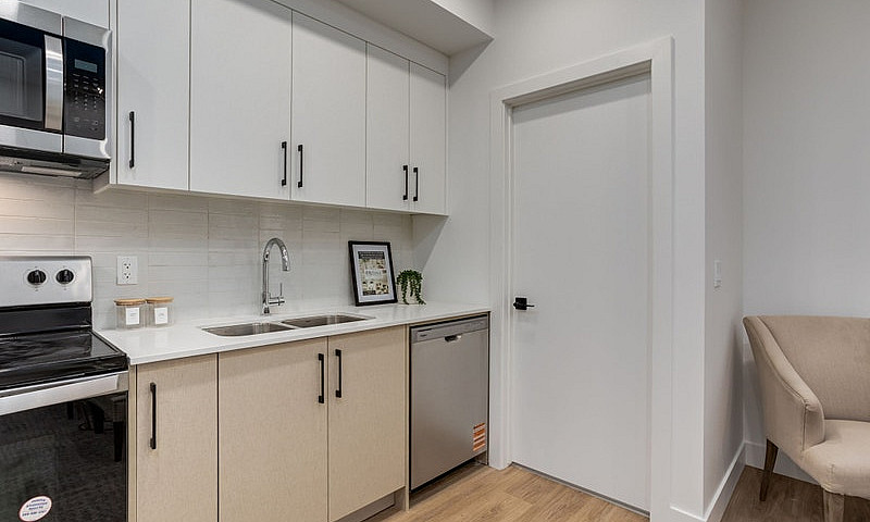 Modern 1-Bed Basemen...