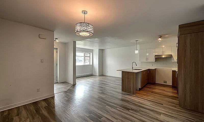 $1,350,000 - Triplex...