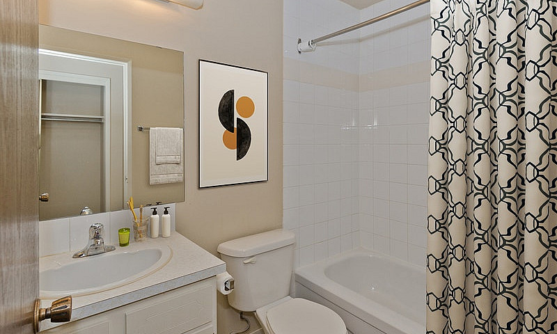 Varsity Place Apartm...