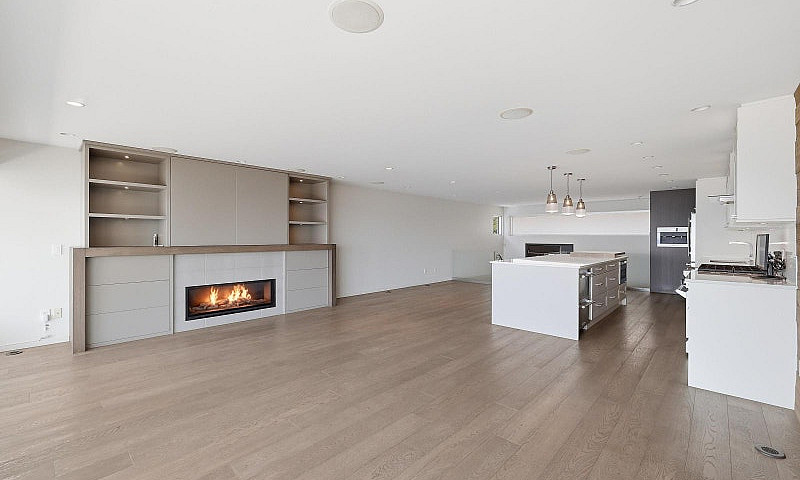 15240 Victoria Avenu...