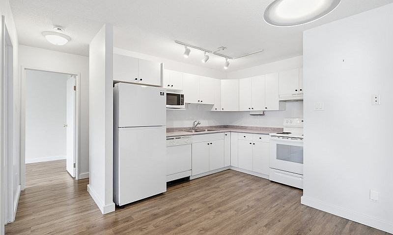 Immaculate 832Sqft 2...