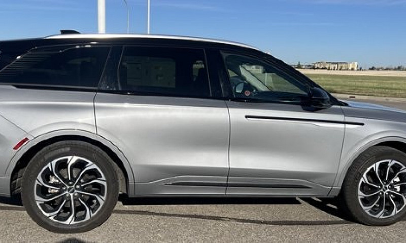 2025 Lincoln Nautilu...